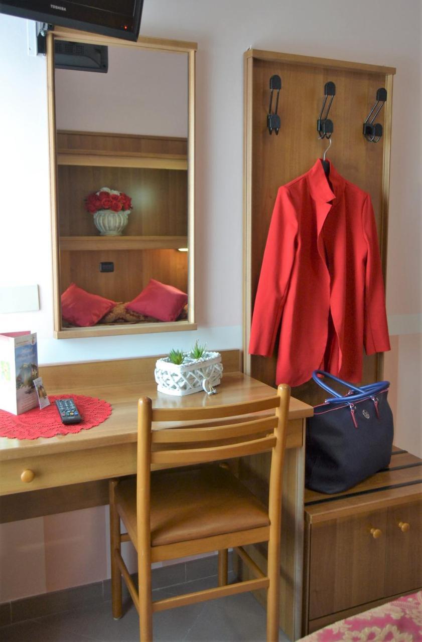 Hotel Facioni Pomezia Kültér fotó